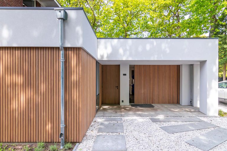 houten zijwaartse garagedeur met gevelbekleding