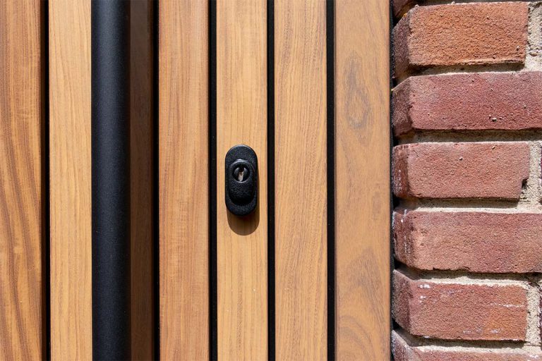 houten loopdeur zwart beslag