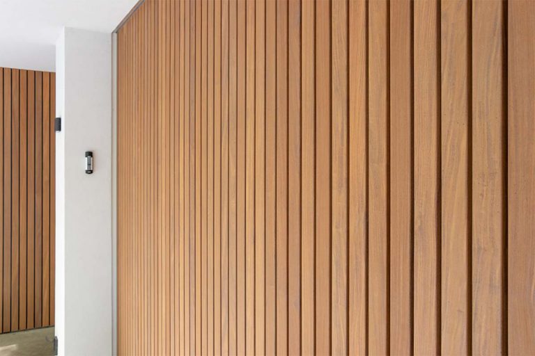 houten zijwaartse garagedeur met gevelbekleding