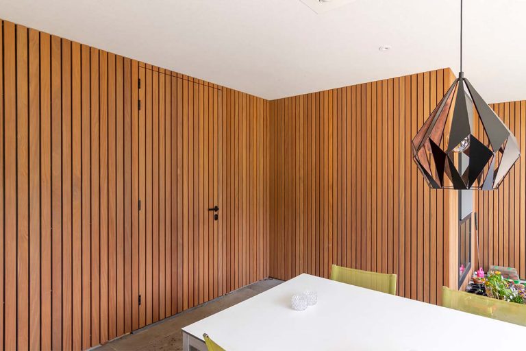 Houten loopdeur verwerkt in gevel