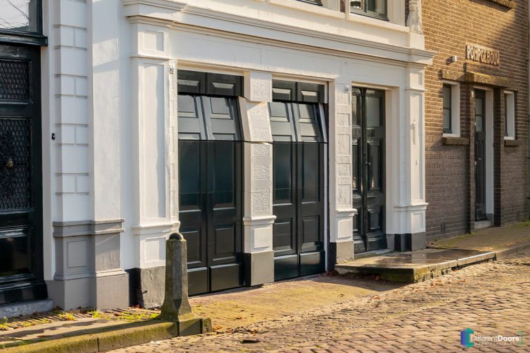 Houten garagedeuren Different Doors