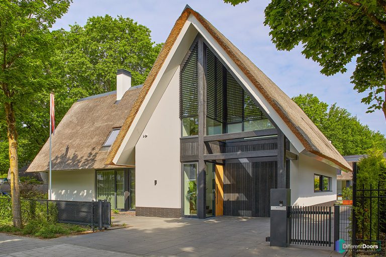 Houten garagedeur verticale delen zwart