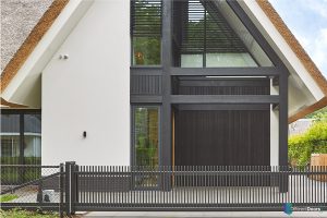 Houten sectionaaldeur zwart