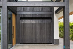 Zwarte houten garagedeur
