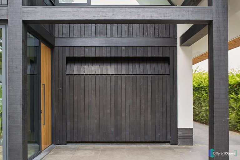 Zwarte houten garagedeur