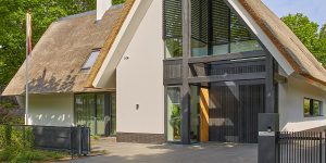 Houten garagedeur zwart