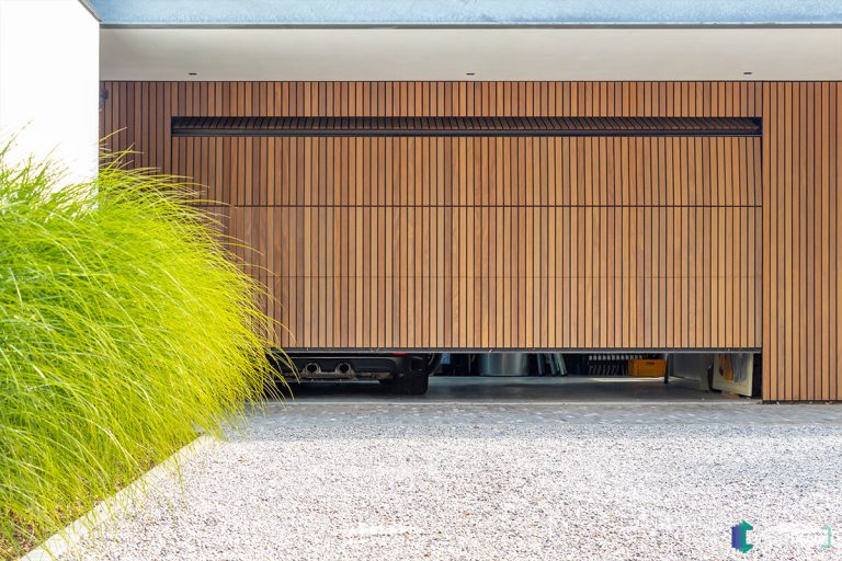 Afrormosia houten garagedeur verticaal