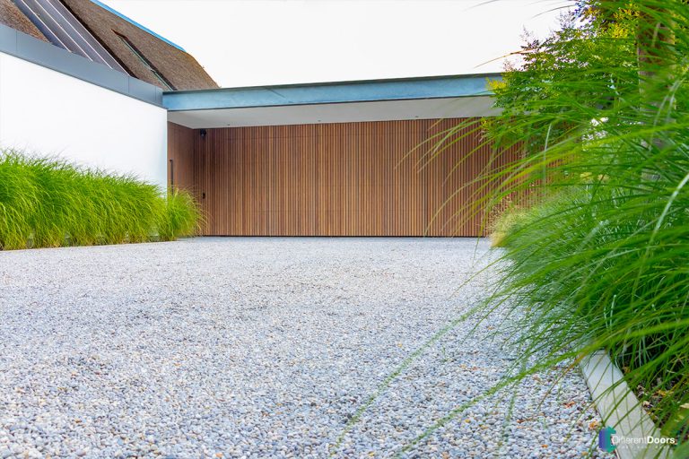 Afrormosia houten garagedeur verticaal