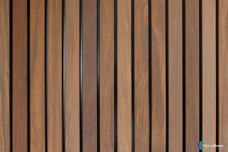 Afrormosia houten garagedeur verticaal