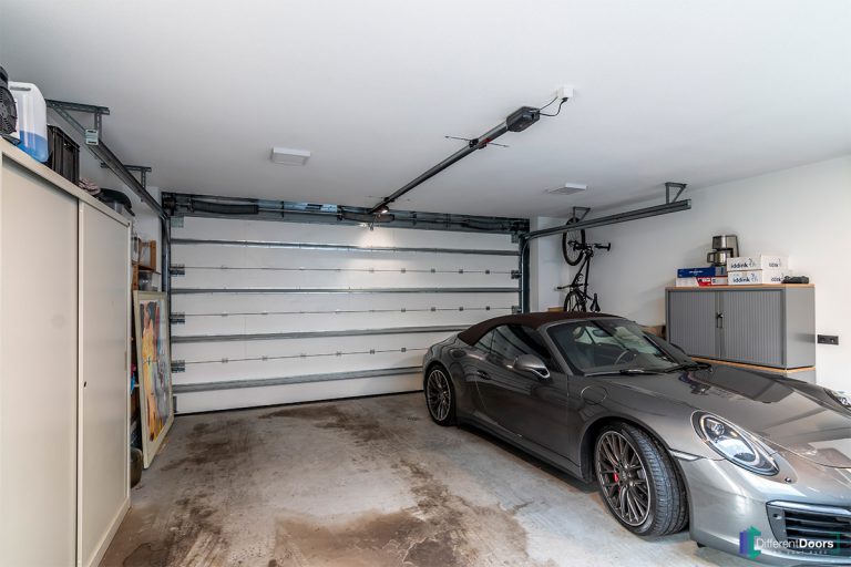 Afrormosia houten garagedeur verticaal