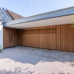 Afrormosia houten garagedeur verticaal