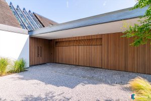 Afrormosia houten garagedeur verticaal