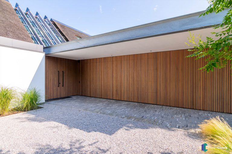 Afrormosia houten garagedeur verticaal
