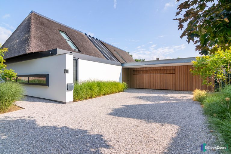 Different Doors houten garagedeur