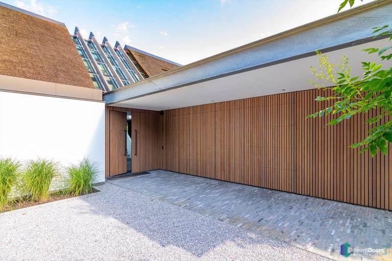 Verticale houten latten garagedeur