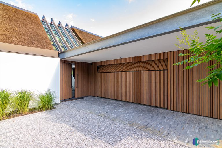 Verticale houten latten garagedeur