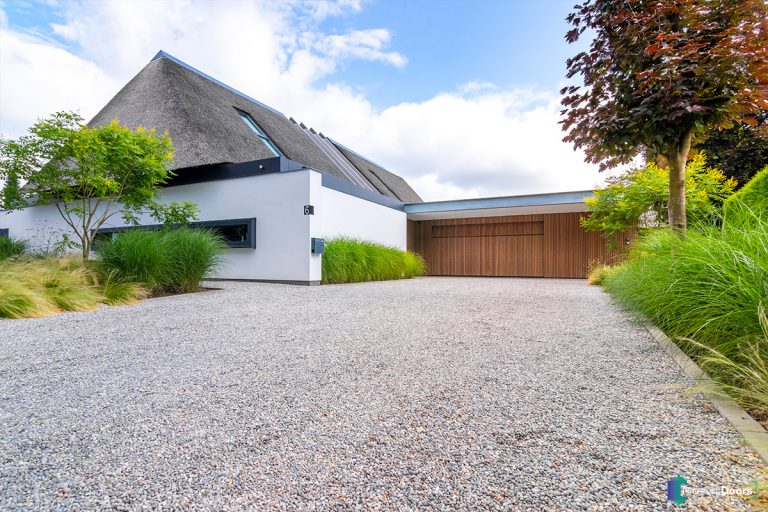 Verticale houten latten garagedeur