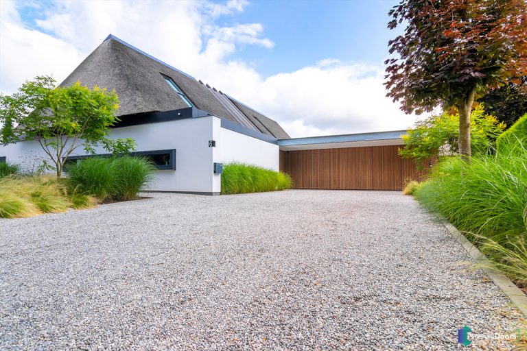 Verticale houten latten garagedeur