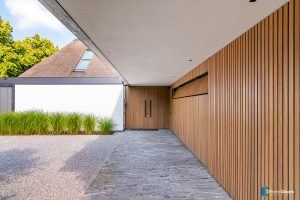 Verticale houten latten garagedeur