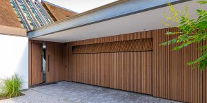 Houten garagedeur afrormosia hout