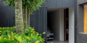 Zwarte zijwaartse garagedeur