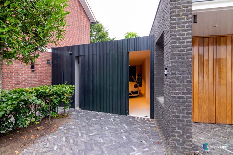 zwarte zijwaartse garagedeur