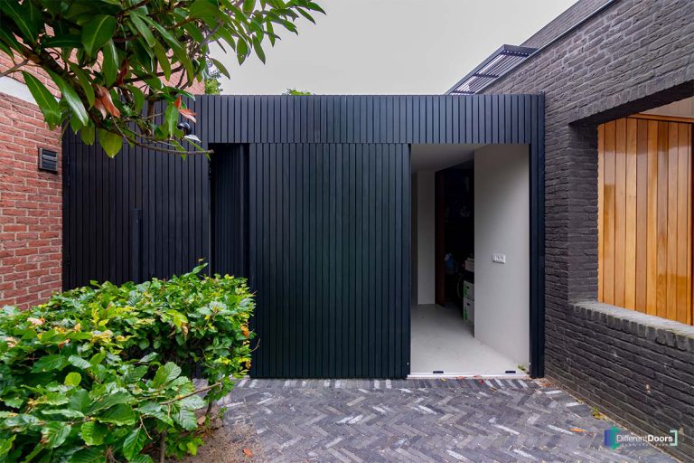 zwarte zijwaartse garagedeur