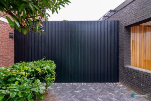 zwarte zijwaartse garagedeur