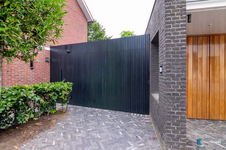 zwarte zijwaartse garagedeur