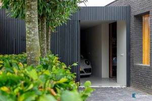 zwarte zijwaartse garagedeur