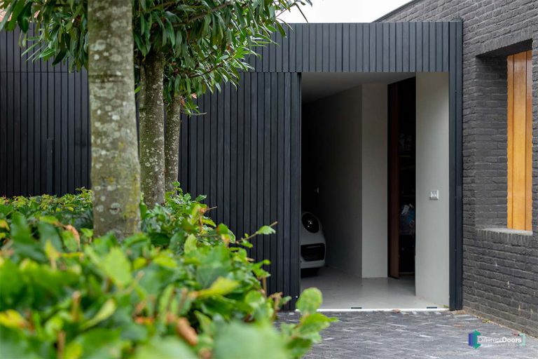 zwarte zijwaartse garagedeur