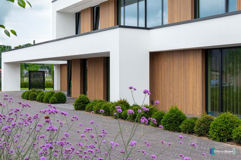 Garagedeur moderne villa