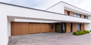 Exclusieve garagedeur bij villa