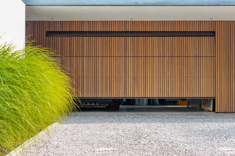 houten sectionaaldeur gelijk met de gevel