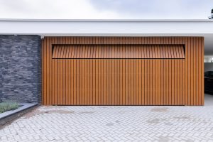 Houten garagedeur gelijk in de gevel