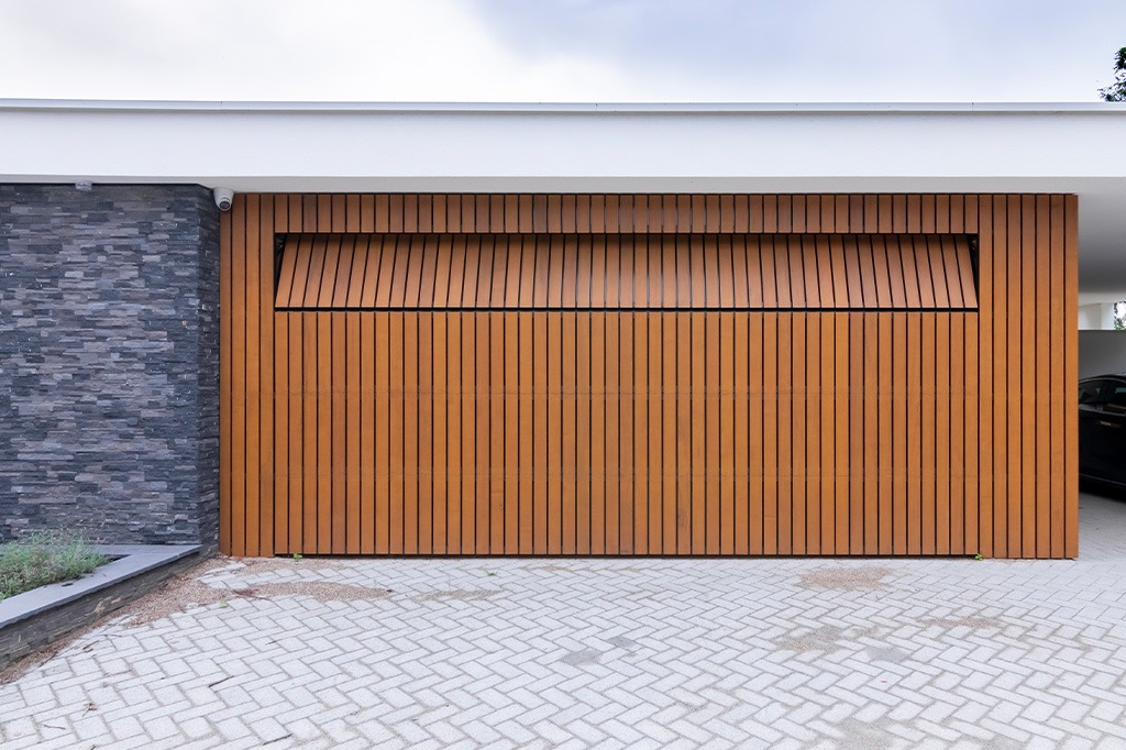 Houten garagedeur gelijk in de gevel