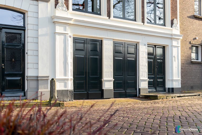 Houten garagedeur op maat gemaakt - monumentaal pand Gorinchem