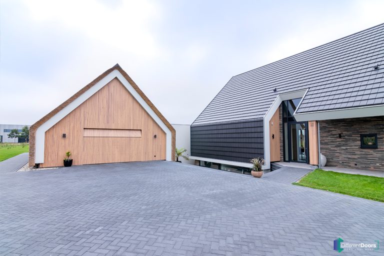 Houten garagedeur op maat - schuur