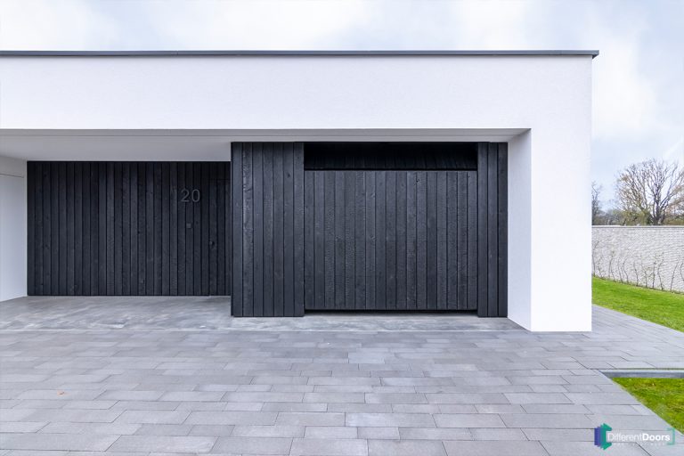 Houten garagedeur op maat zwart shou sugi ban