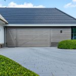 Houten garagedeur landelijke woning