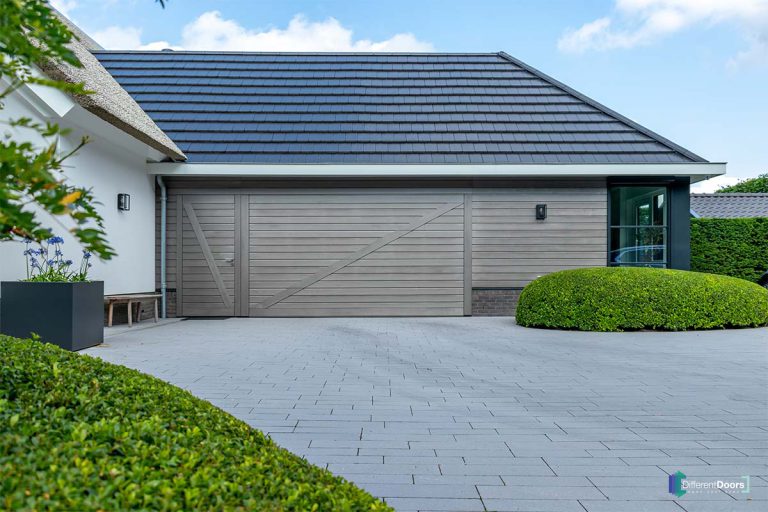 Houten garagedeur landelijke woning