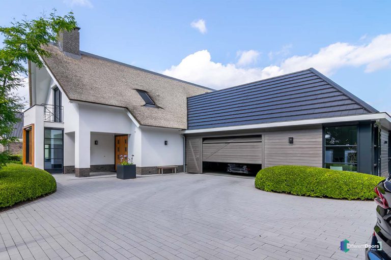 Houten garagedeur landelijke woning