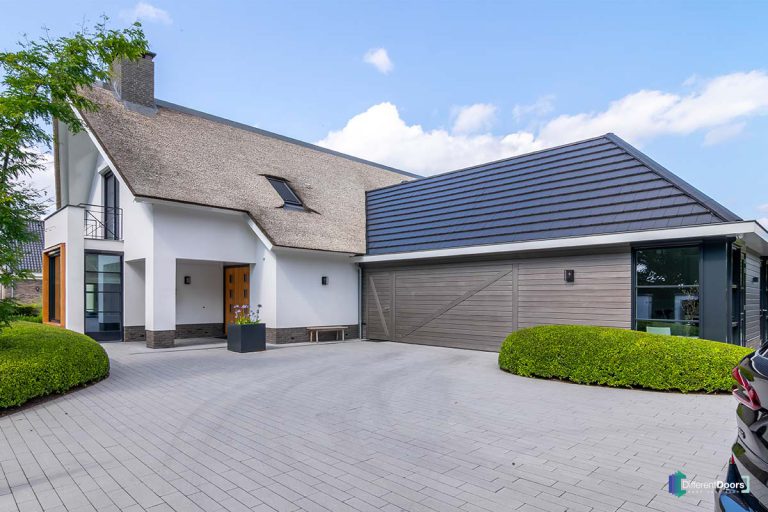 Houten garagedeur landelijke woning