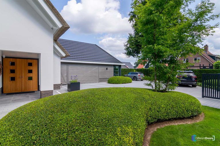 Houten garagedeur landelijke woning