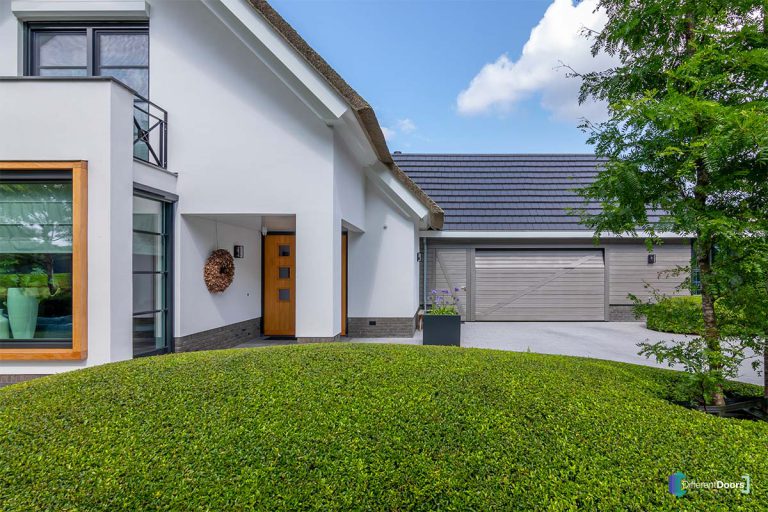 Houten sectionaaldeur grijs