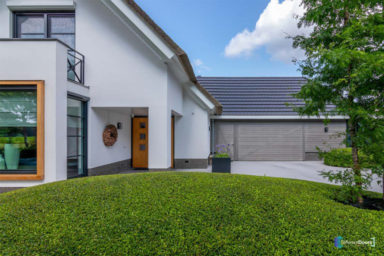 Houten sectionaaldeur grijs