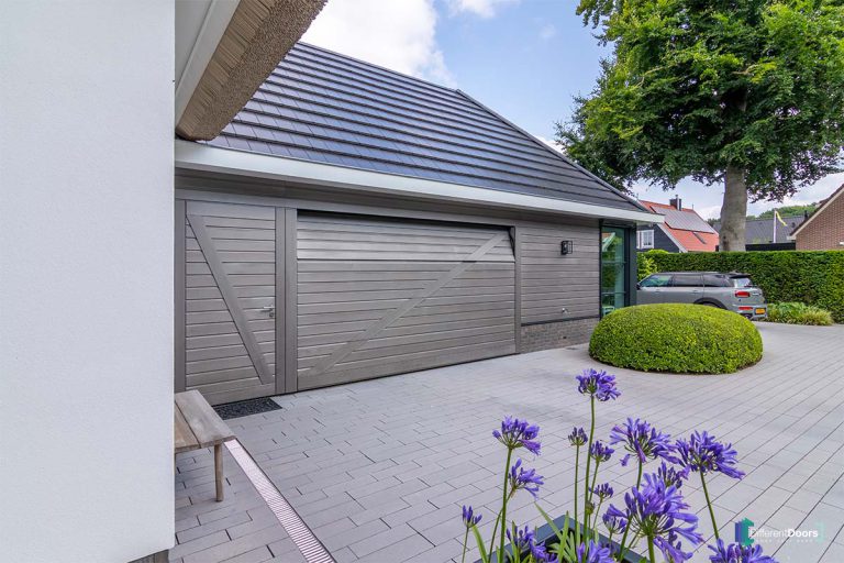 Elektrische houten garagedeur