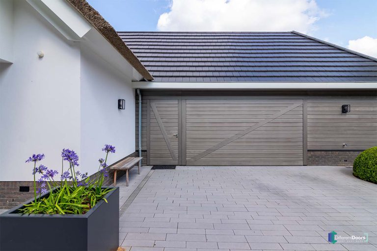 Elektrische houten garagedeur