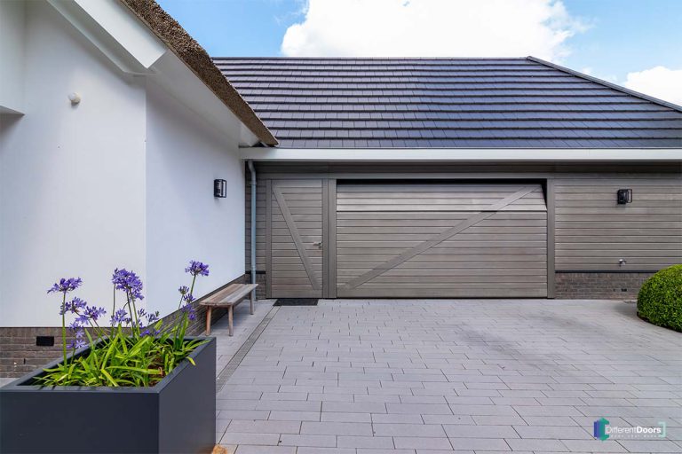 Elektrische houten garagedeur