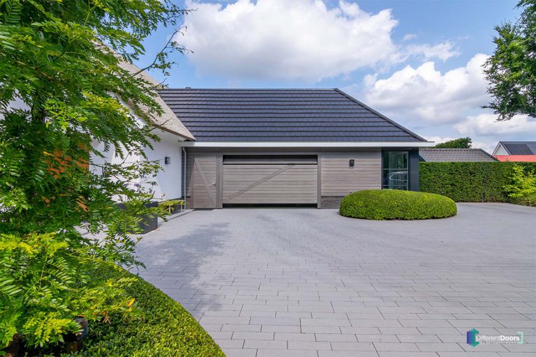 Elektrische houten garagedeur